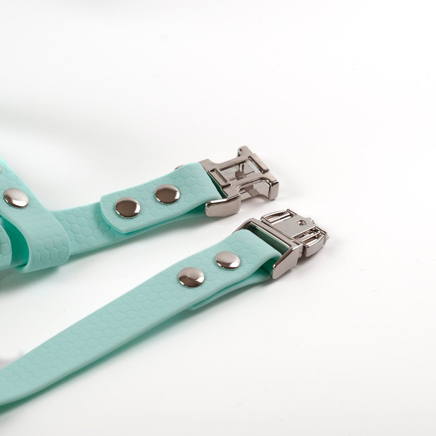 Zbliżenie na klamrę od szelek typu GUARD z kolekcji fur glamour od Petsband